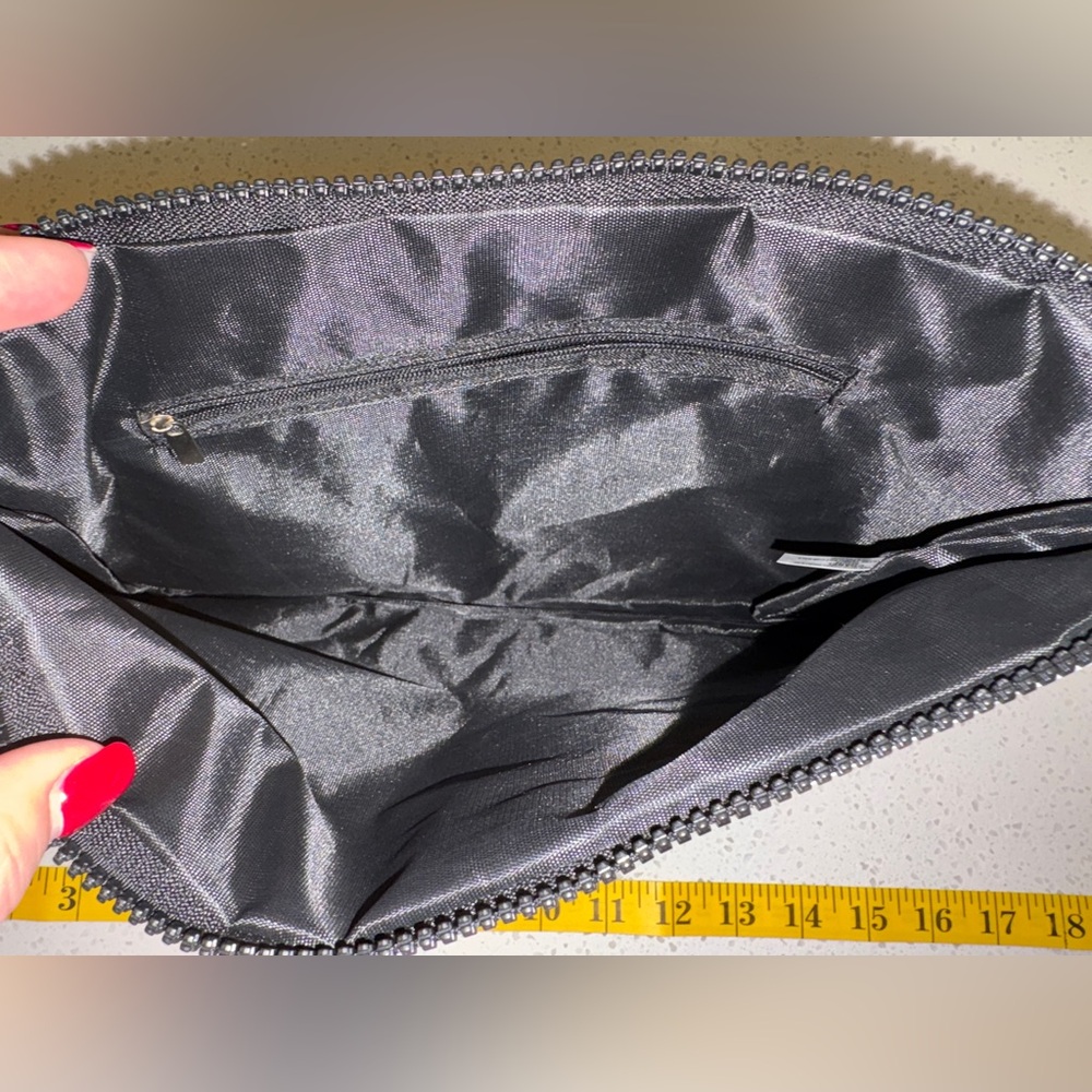 CHANEL White Quilted Accessory bag VIP gift bag - Picture 5 of 6